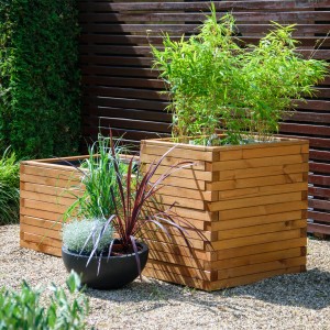 Dobar Gartenteich Superb aus Kiefernholz, braun, mit Teichfolie, bepflanzt mit Zierpflanzen.