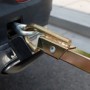 Detailaufnahme: CCLIFE Abschleppstange aus Stahl am PKW-Anhänger befestigt.