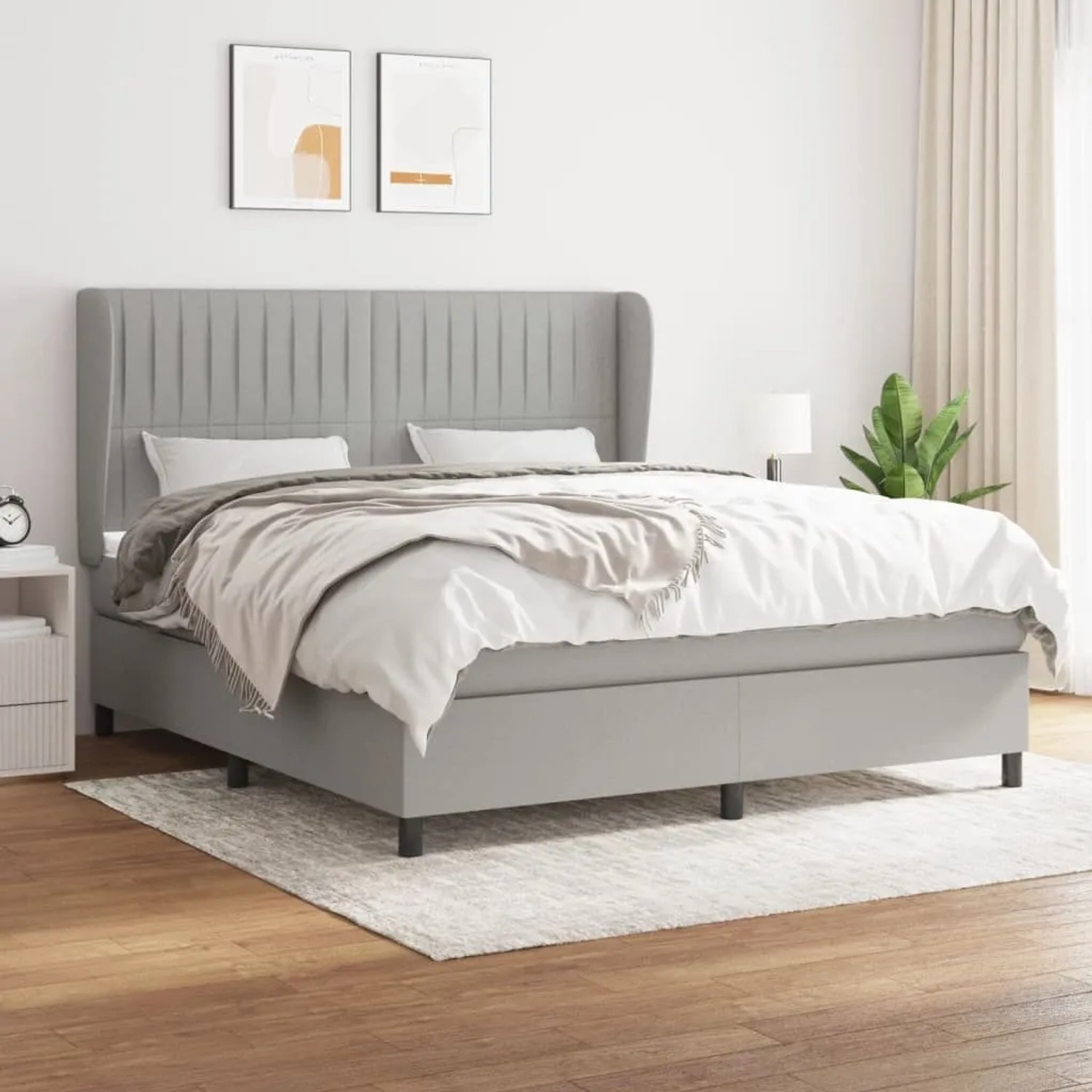 Helles Boxspringbett 180x200 cm mit Stoffbezug und Matratze für Schlafzimmer.
