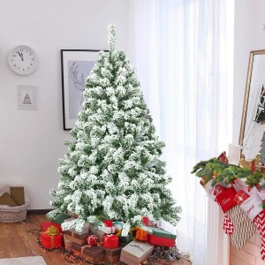 Dichter, schneebedeckter künstlicher Weihnachtsbaum, 135cm hoch, mit LED-Leuchten, im Wohnzimmer mit Geschenken.