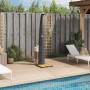 Schwarze vidaXL Gartendusche aus Rattan und Akazienholz im Garten.