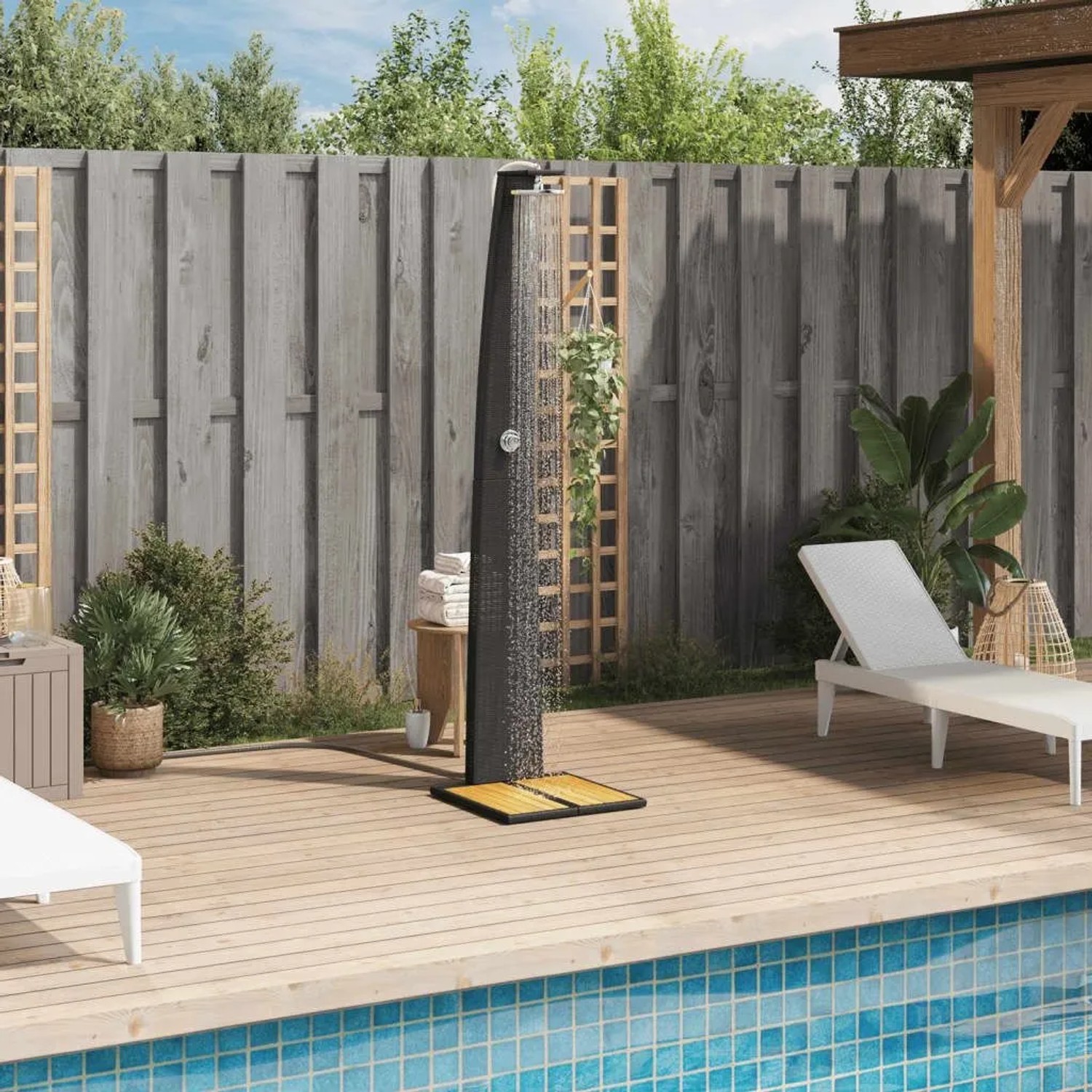 Schwarze vidaXL Gartendusche aus Rattan und Akazienholz im Garten.