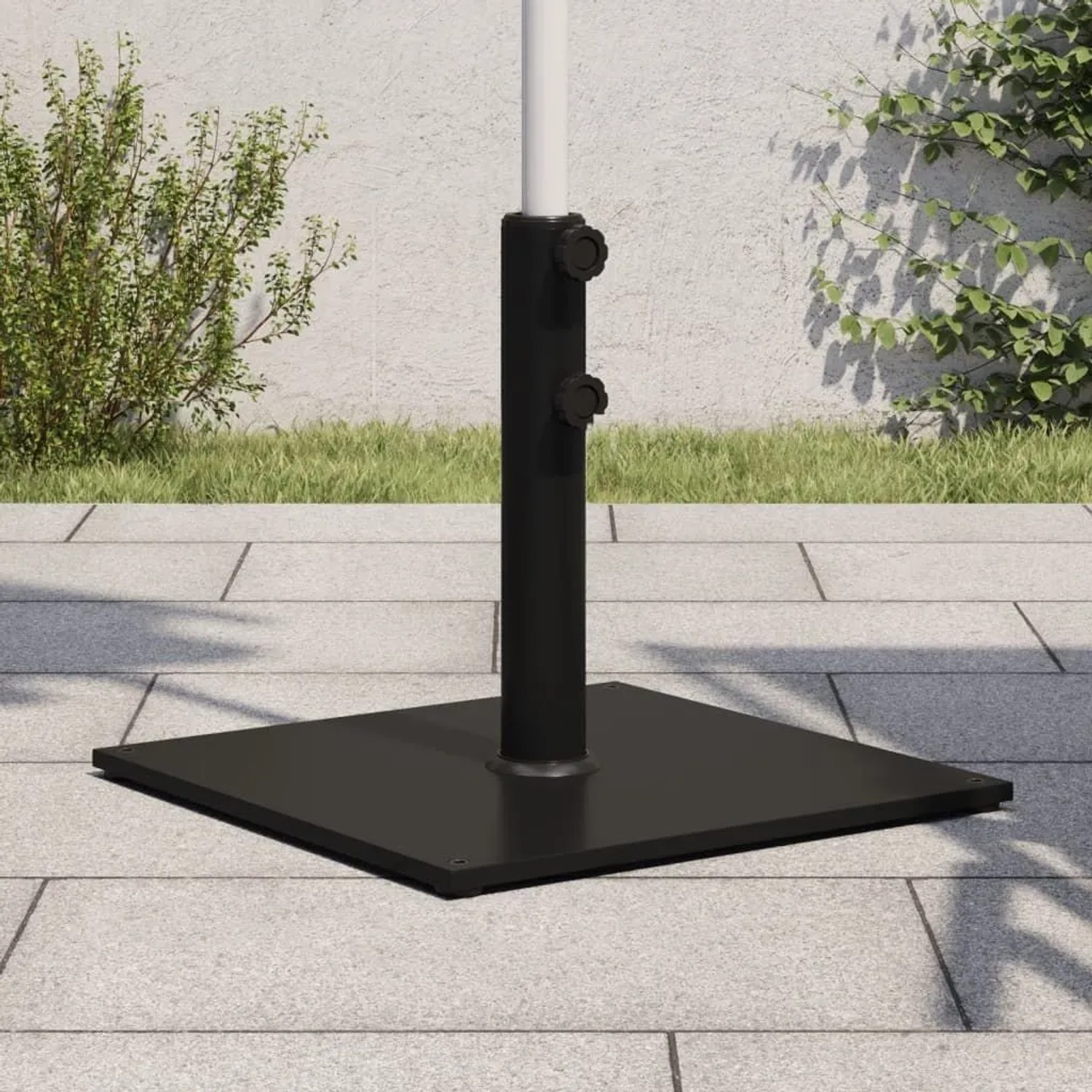 Quadratischer, schwarzer vidaXL Sonnenschirmständer aus Stahl, geeignet für Schirmmasten mit 32-48 mm Durchmesser.