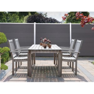 Anthrazitfarbener WPC-Sichtschutzzaun Tjörn mit Gartentisch und Stühlen im Außenbereich.
