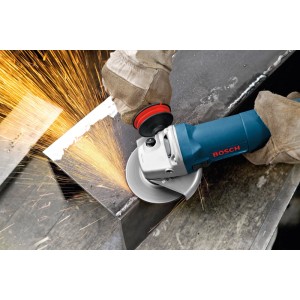 Bosch Professional Winkelschleifer GWS 1400 in Aktion, schleift Metall mit Funkenflug. Robuste Schleifmaschine.