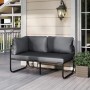 Graues 2-Sitzer Garten Lounge Sofa mit schwarzem Metallrahmen und bequemen Kissen auf einer Terrasse.