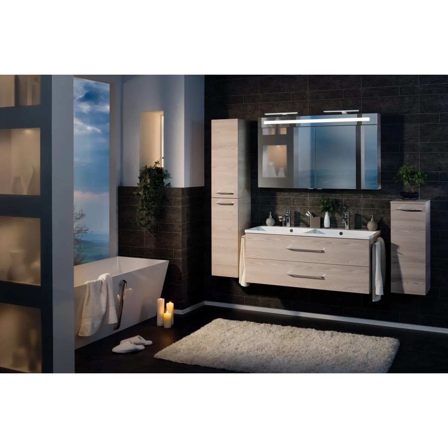 Badezimmer-Szene mit Fackelmann Bad-Hochschrank B.Clever Alaska Esche (30 cm) und weiteren Badmöbeln.