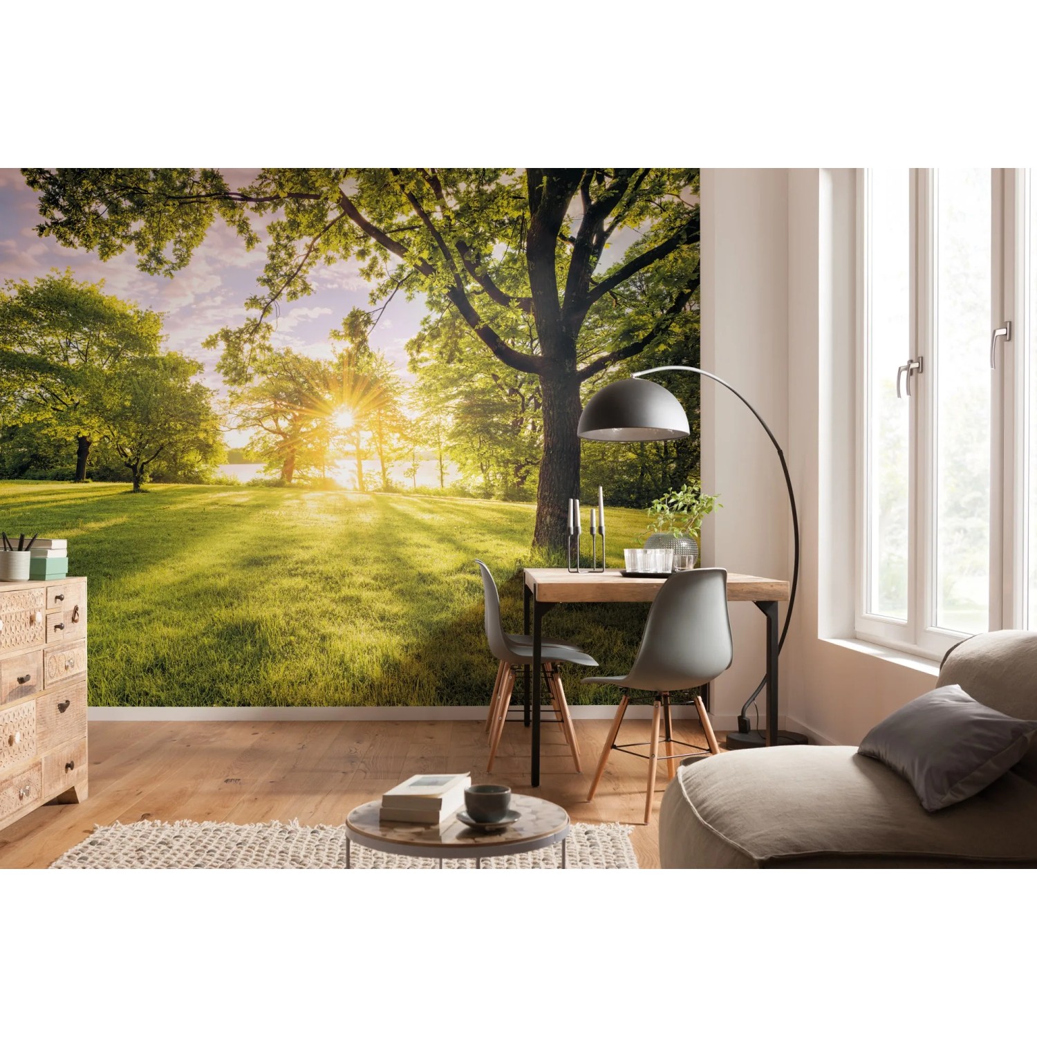 Komar Vlies Fototapete Golden Moment, 400x250 cm, mit Waldmotiv und Sonnenschein im Wohnraum.