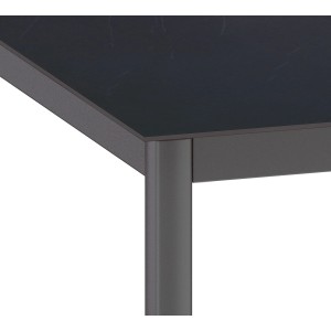 Detailansicht: Schwarzer, quadratischer Harris Gartentisch (90x90 cm) mit Aluminiumrahmen.