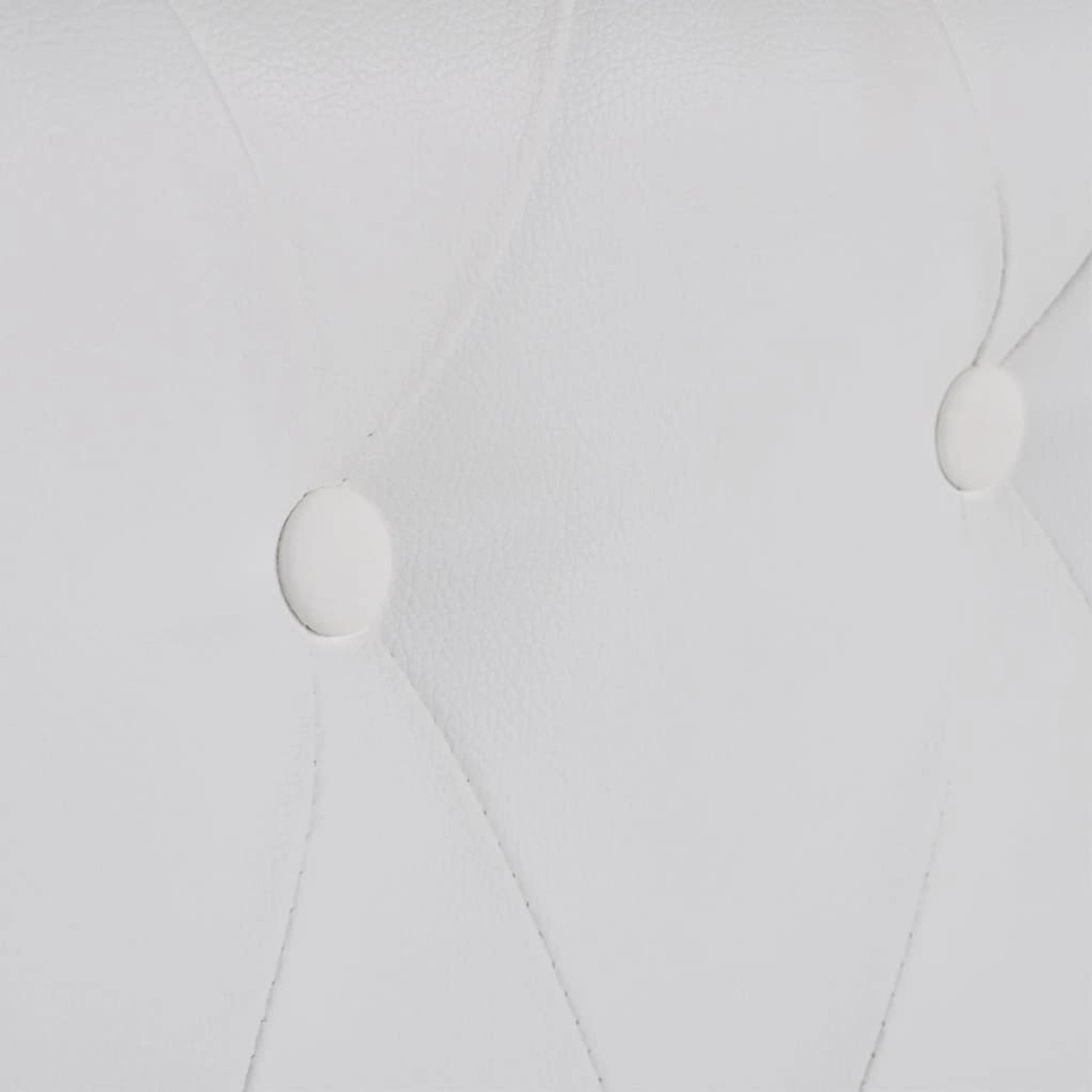 Detailaufnahme: Weiße Chesterfield Sofa-Polsterung mit Knopfheftung.