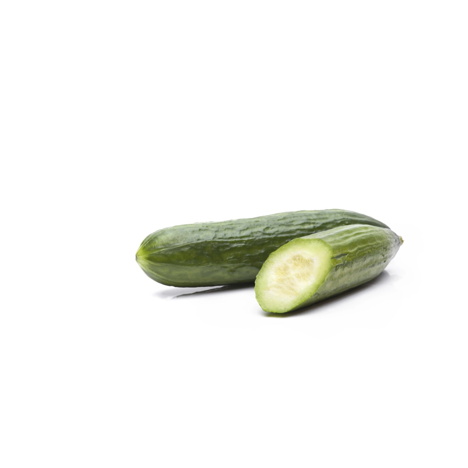 Frische Schlangengurken, eine angeschnitten, für den Frischverzehr. Grow by OBI Fruchtgemüse.