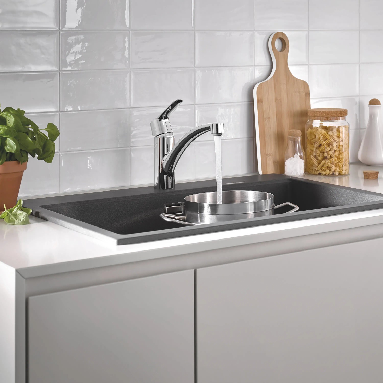 Grohe QuickFix Spültischarmatur Start Chrom mit niedrigem Auslauf in moderner Küche.