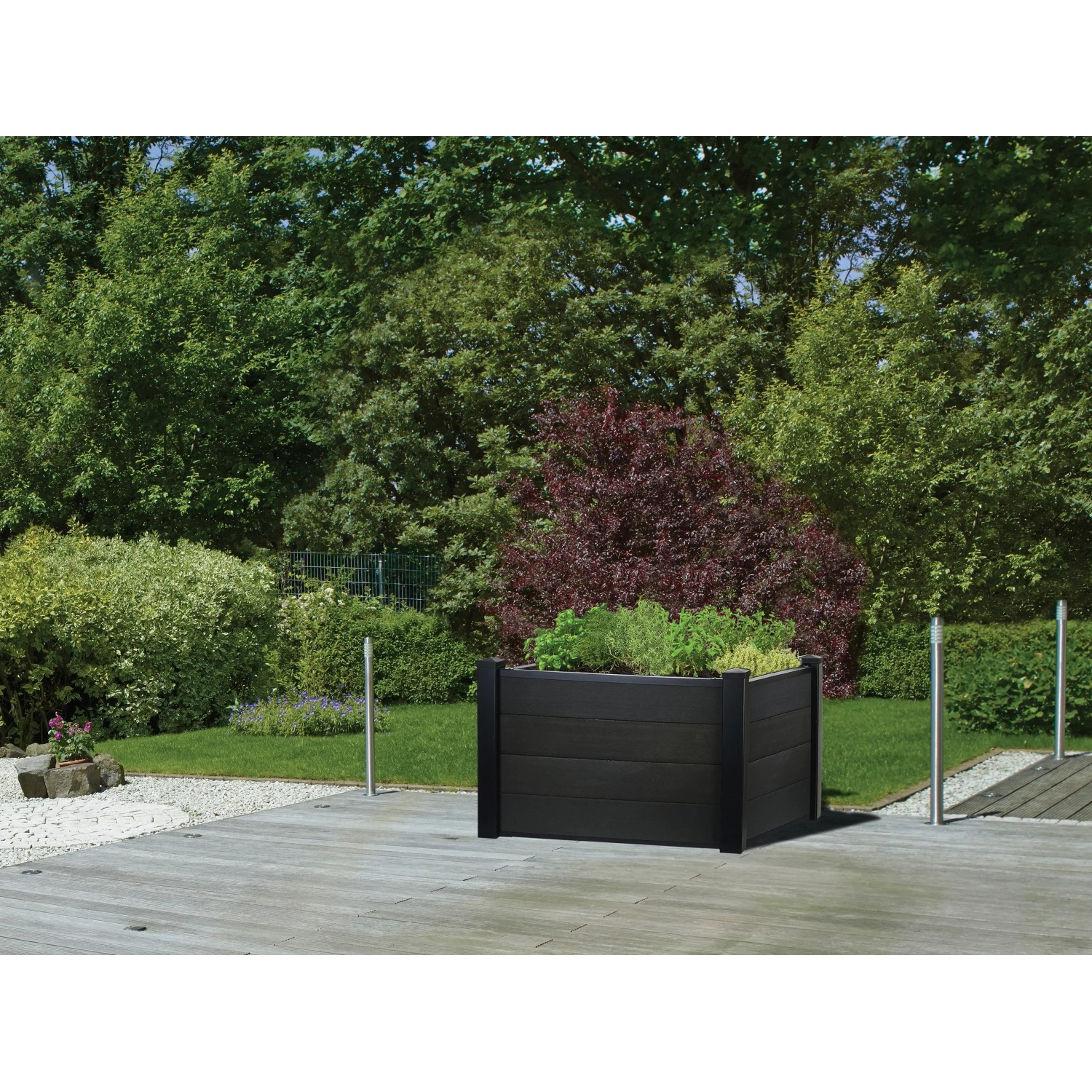 Schwarzes WPC-Hochbeet mit Bepflanzung, Zubehör-Set für den einfachen Aufbau im Garten.