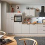 Moderne pino Küchenzeile in Kaschmirgrau mit Elektrogeräten und zwei Geräteschränken.