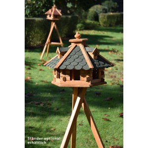 Rustikales XL-Vogelfutterhaus im Blockhaus-Stil mit grünem Dach auf optionalem Ständer.