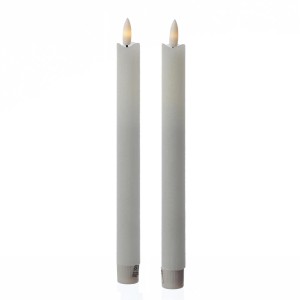 2 weiße LED Stabkerzen (H 25cm) in Rustik-Optik aus Echtwachs als Tischdeko.