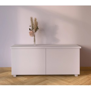 Wand in Fliederlila (Eva) mit passendem Sideboard und Dekoration.