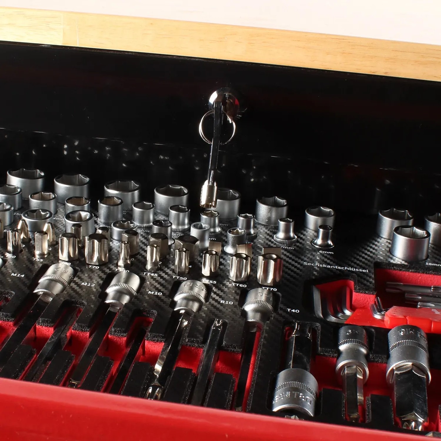 Detailaufnahme: Werkzeugwagen Mephisto Pro-Line BIG XXL mit Werkzeug-Sortiment in Schublade.