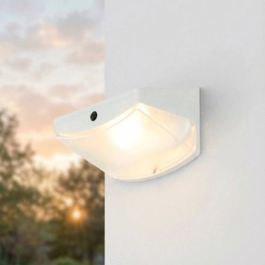 Weiße EASYLIGHT LED Solar Außenlampe mit Bewegungsmelder an Wand montiert.