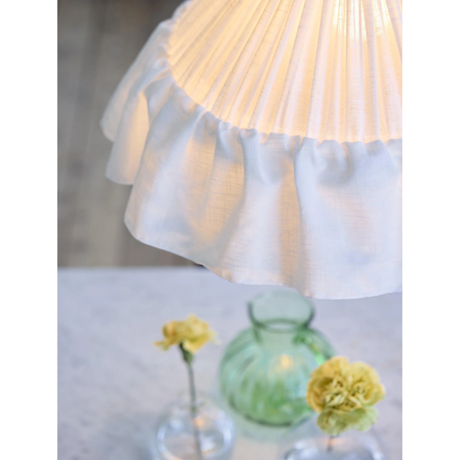 Weiße PR Home Stina Pendelleuchte mit plissiertem Stoffschirm und Rüschensaum, skandinavisches Design.