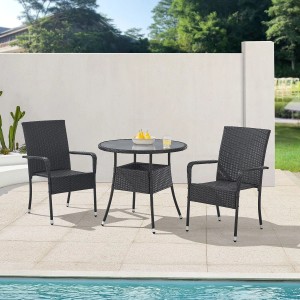 Schwarzer, runder Juskys Polyrattan Gartentisch Yoro (80 cm) mit zwei Stühlen auf einer Terrasse.