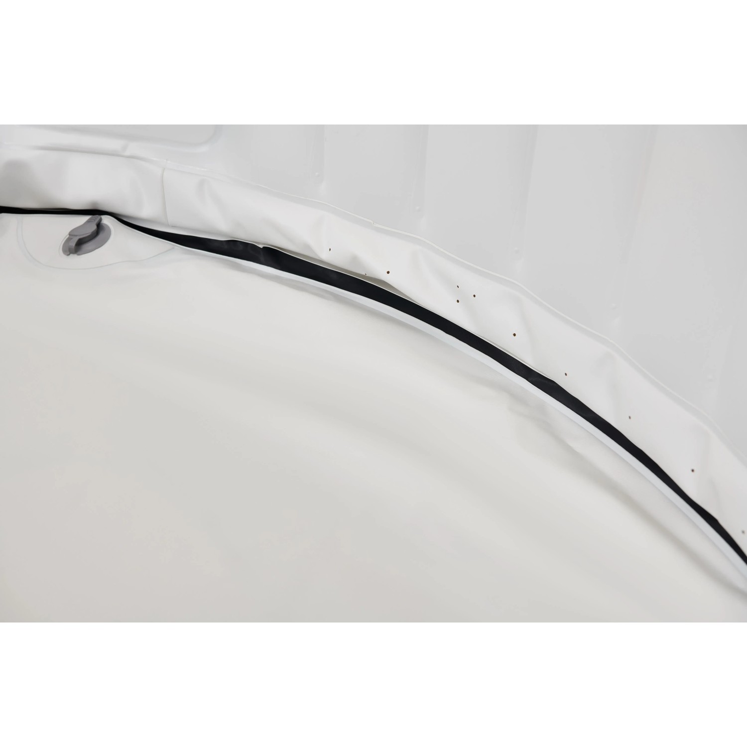 Detailansicht: Weißer, aufblasbarer OBI Whirlpool Ottoman mit schwarzer Zierleiste und Luftdüsen.