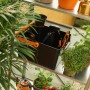 Fiskars Aufbewahrungsbox (35,3x31,1x17,3cm) mit Gartengeräten auf einem Regal.