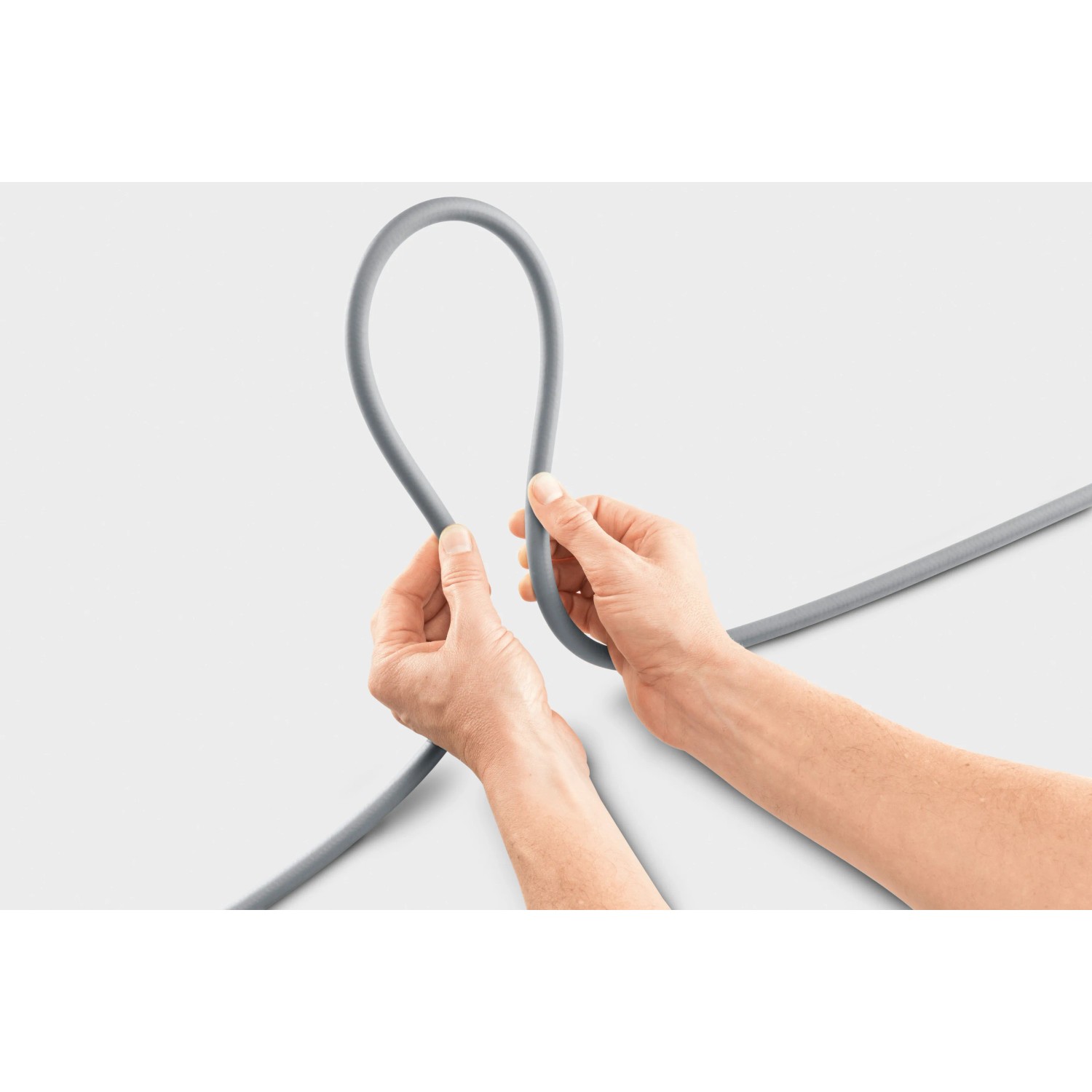 Flexibler Premium Flex-Schlauch (10 m) für Kärcher Hochdruckreiniger in Händen gehalten.