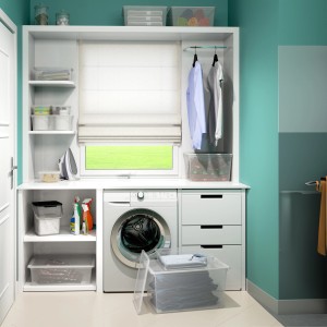 Transparente KIS Aufbewahrungsbox C XXS mit Deckel im Waschraumregal.