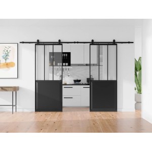 Schwarze Vente-unique Artisto Doppel-Schiebetür mit Glas im Industrial-Stil, als Glastür zwischen Wohn- und Küchenbereich.