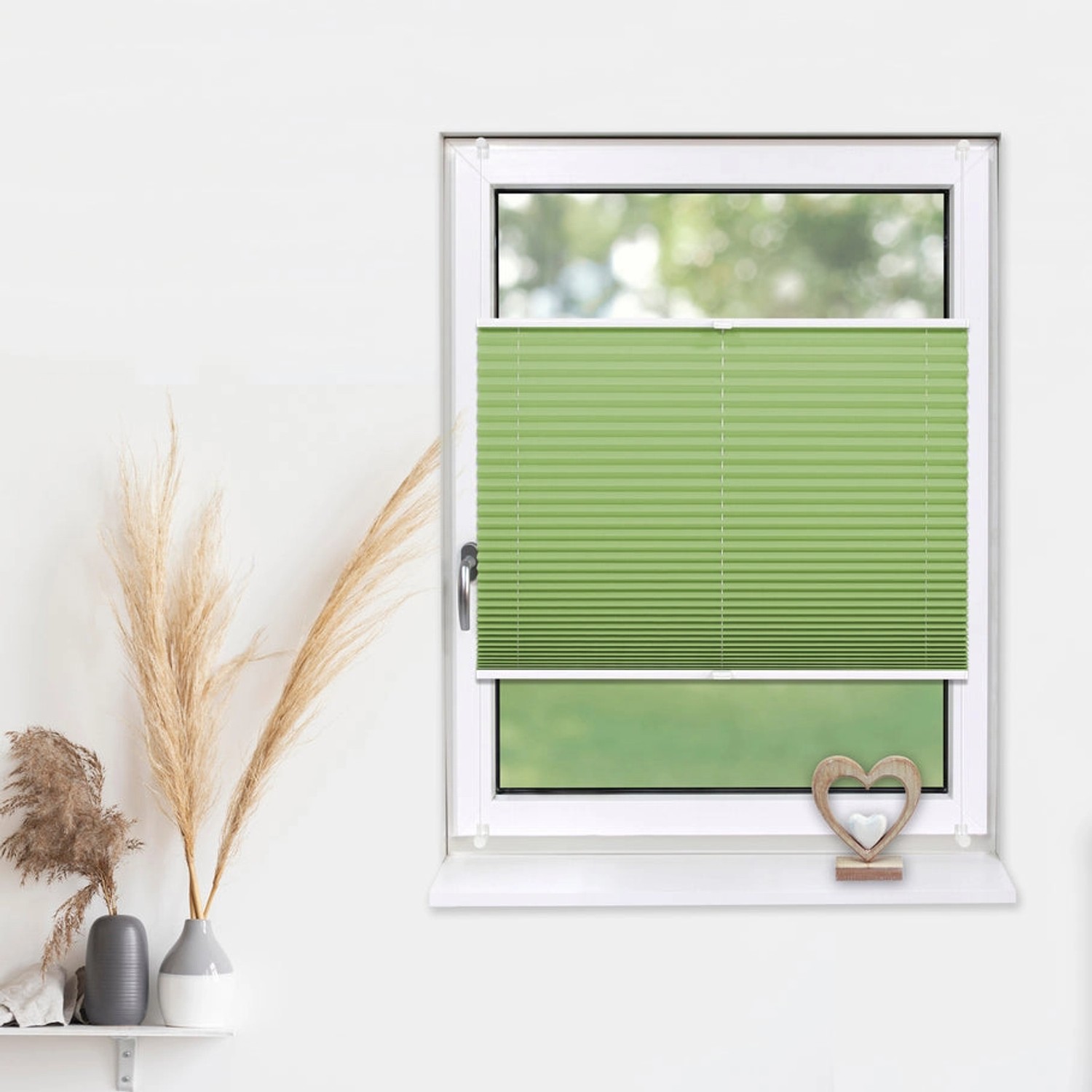 Grünes Deco-Raum Plissee Basic 55x150cm am Fenster, blickdicht und ohne Bohren montiert.