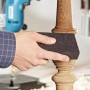 LUX Schleifschwamm (mittel/grob) im Einsatz zum Schleifen eines Holzbeins.
