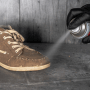 Anwendung von HG Power Glue Aushärtebeschleuniger Spray auf Schuh. Kleber für schnelle Reparaturen.