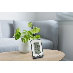Schwarze TFA Funk-Wetterstation Multi mit Display auf Tisch. Wetterprognose und Funkuhr.