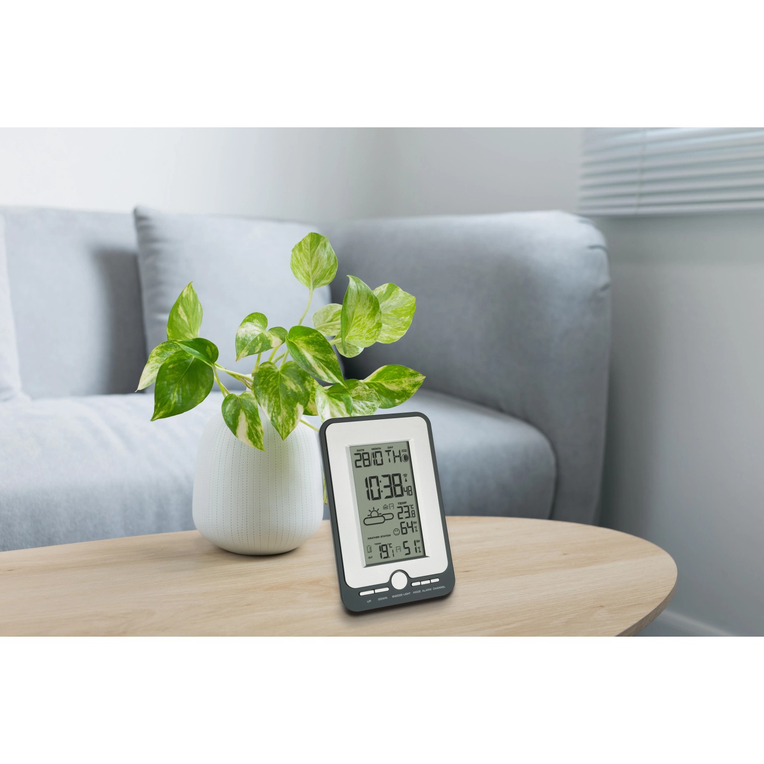 Schwarze TFA Funk-Wetterstation Multi mit Display auf Tisch. Wetterprognose und Funkuhr.