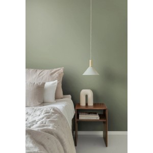 Schlafzimmer mit Wand in ESTAhome Salbeigrün. Matte Wandfarbe für ein entspanntes Ambiente.