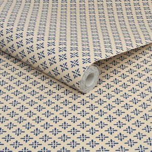 Joules Vliestapete Beckett Star Coast Blue: Rolle mit blauem Sternmuster auf beigem Grund.