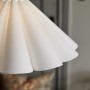 PR Home Freja Pendelleuchte, weiß, blütenblattförmiger Baumwollstoffschirm. Handgefertigtes skandinavisches Design.