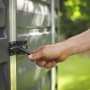 Detailaufnahme: Hand öffnet graues Palram Canopia Gerätehaus Skylight (121x90cm).