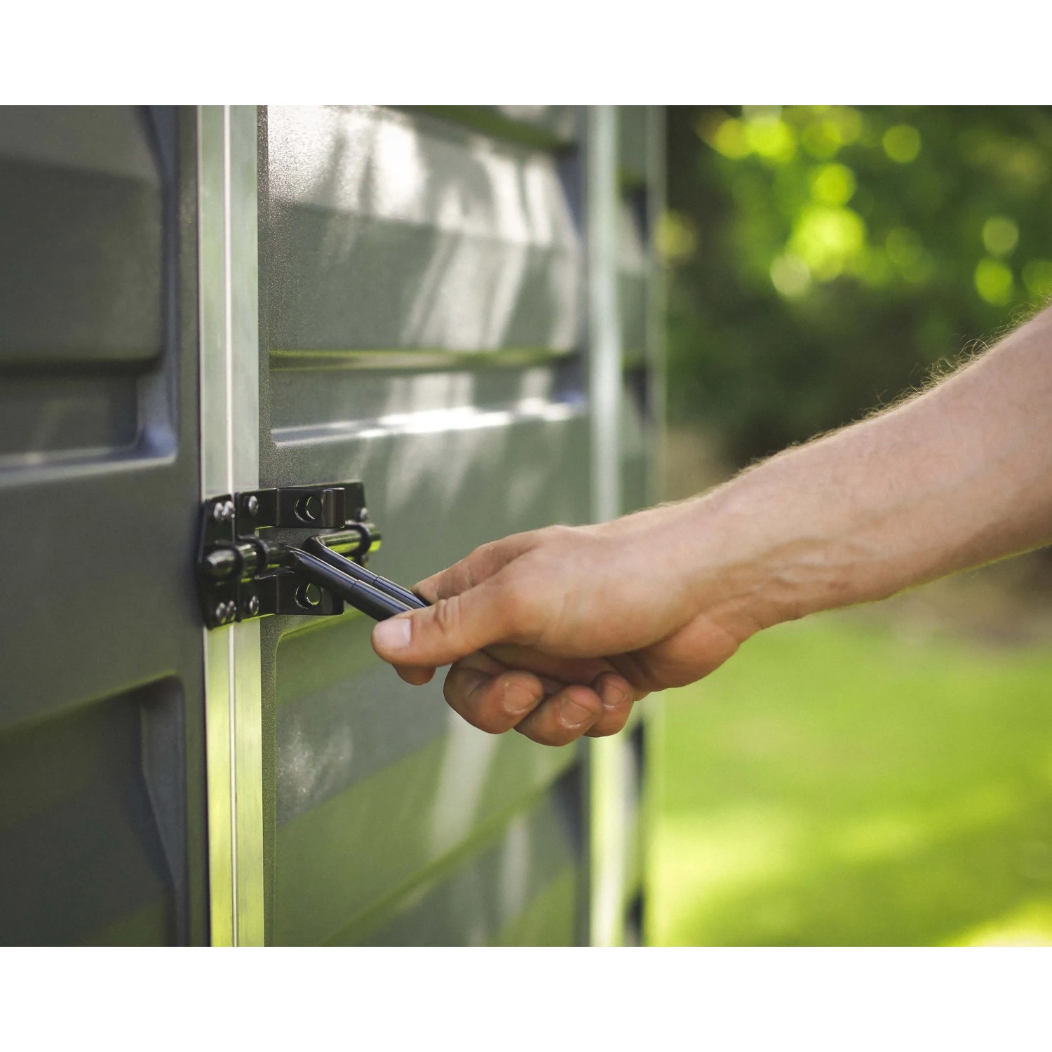 Detailaufnahme: Hand öffnet graues Palram Canopia Gerätehaus Skylight (121x90cm).