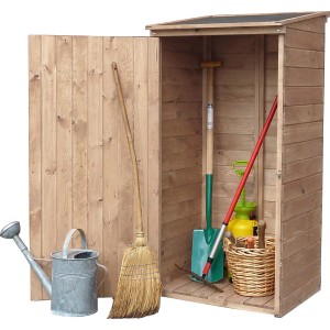 Promadino Geräteschrank Speyer aus Kiefernholz mit Gartengeräten wie Gießkanne und Schaufel.