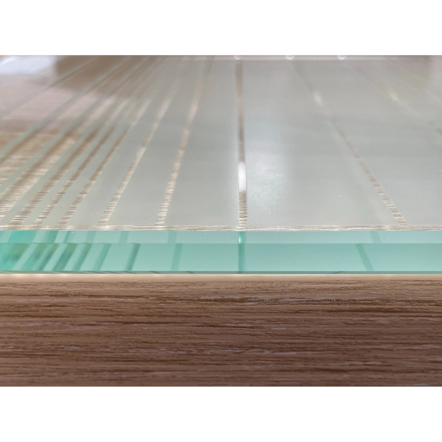 Detailaufnahme: Glasdrehtür mit Siebdruck Dekor, ESG Floatglas, DIN Rechts, für mehr Licht im Raum.