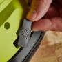 Detailaufnahme: Ryobi Akku-Delta-Vibrationsschleifer RPS18-0, Schleifpapierwechsel.