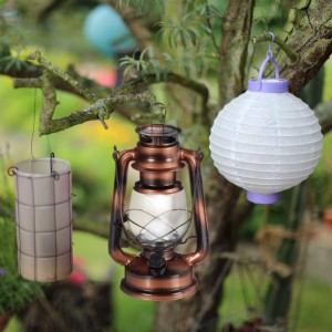 Dimmbare Relaxdays LED Sturmlaterne aus Eisen in Kupferoptik, 24 cm hoch, als Garten- und Dekoleuchte.