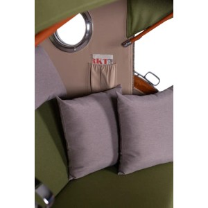 Innenansicht Strandkorb Westerland Mahagoni mit Bullauge, Kissen und Zeitschriftentasche.