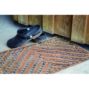 Astra Fußmatte Coco Brush 40x60 cm vor Holztür mit Schuhen. Natürliche Schmutzfangmatte für den Eingang.