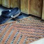 Astra Fußmatte Coco Brush 40x60 cm vor Holztür mit Schuhen. Natürliche Schmutzfangmatte für den Eingang.