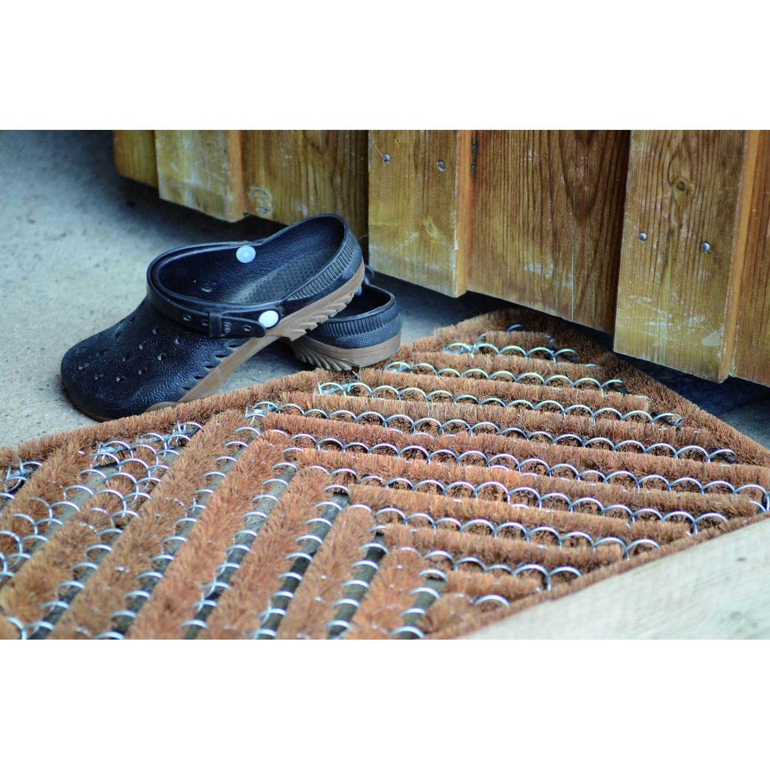 Astra Fußmatte Coco Brush 40x60 cm vor Holztür mit Schuhen. Natürliche Schmutzfangmatte für den Eingang.