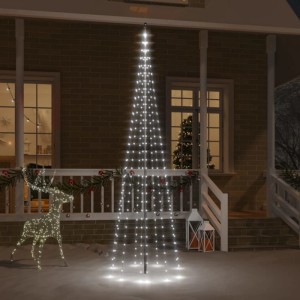 300 cm hoher LED-Weihnachtsbaum für Fahnenmast mit 310 kaltweißen LEDs, festlich beleuchtet im Schnee vor einem Haus.