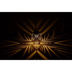 Solar-Tischleuchte mit Blattmuster, Ø 12,5 cm, Sandfarben, erzeugt dekorative Lichteffekte.